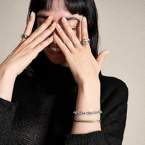 سوار نسائي من فوسيل بسلسلة فضية وتصميم حلقات